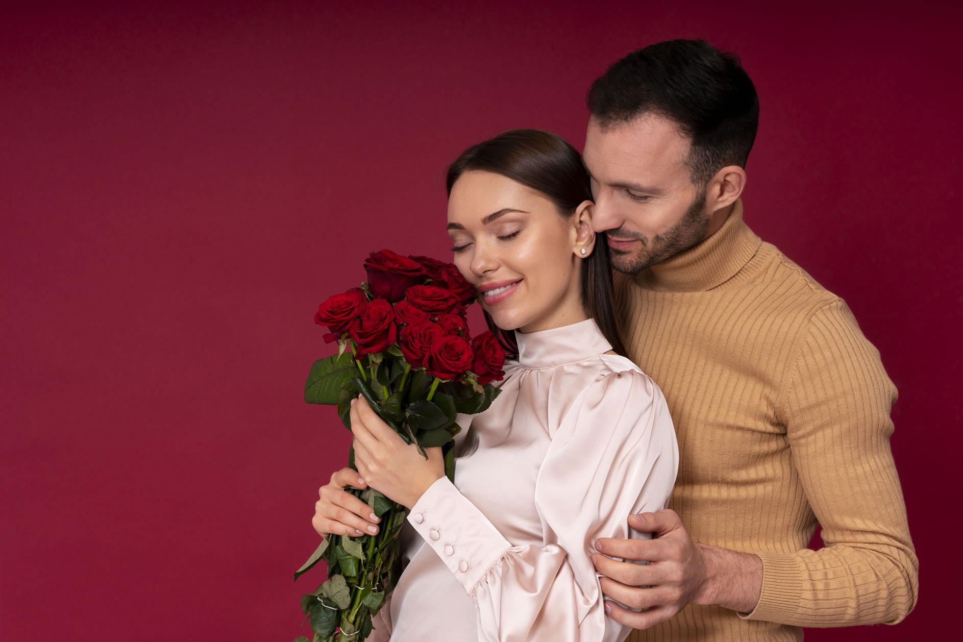 Pareja enamorada y rosas rojas de regalo.