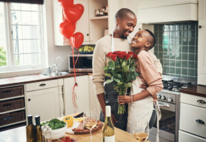 Pareja preparando cena romántica.