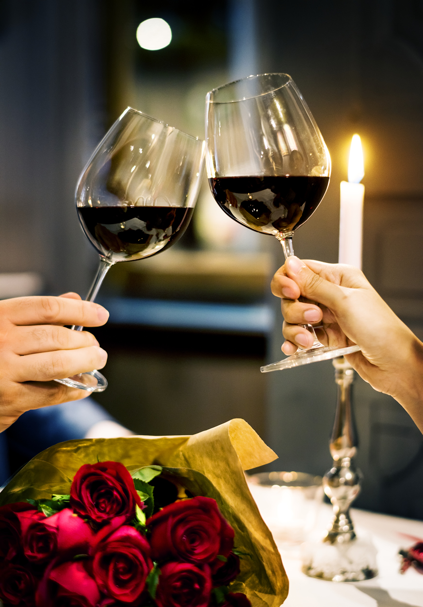 Copas de vino en cena romántica.