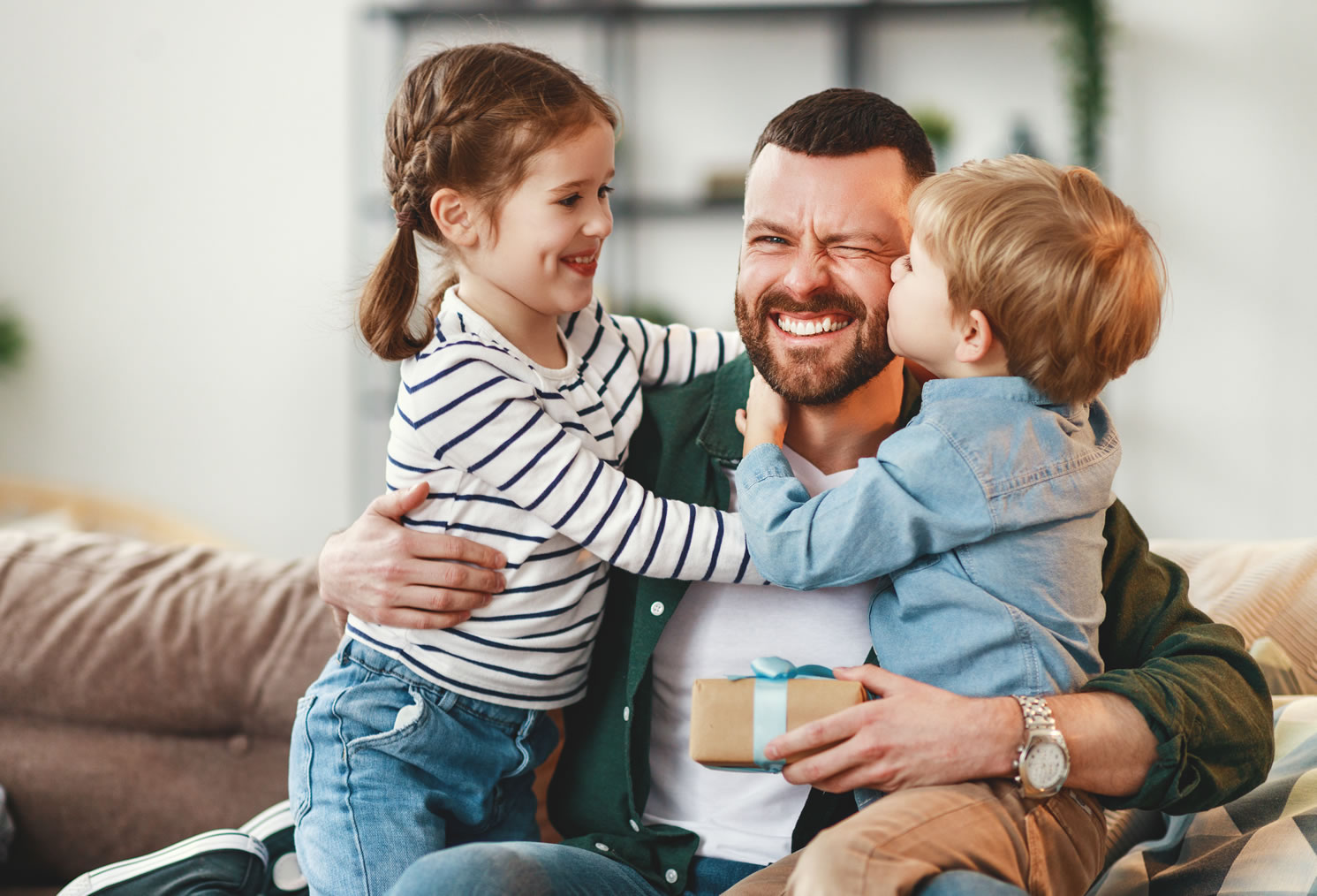 Papá celebrando su día con sus dos hijos.