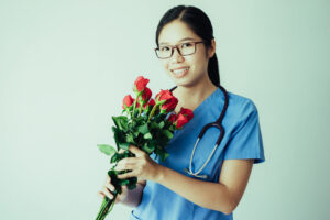 Enfermera con flores rojas
