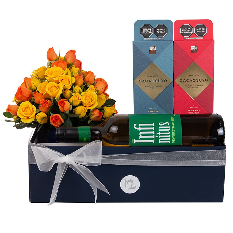 Caja de regalo con mini rosas amarillas y naranjas, vino y dos barras de chocolate.
