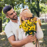 20 frases románticas para acompañar tus flores amarillas