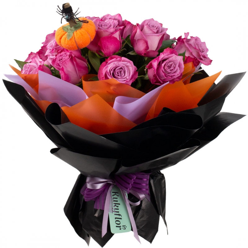 Ramo de rosas lilas envuelto en papel anaranjado y negro.