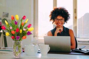 Arreglos florales ideales para sorprender en el trabajo